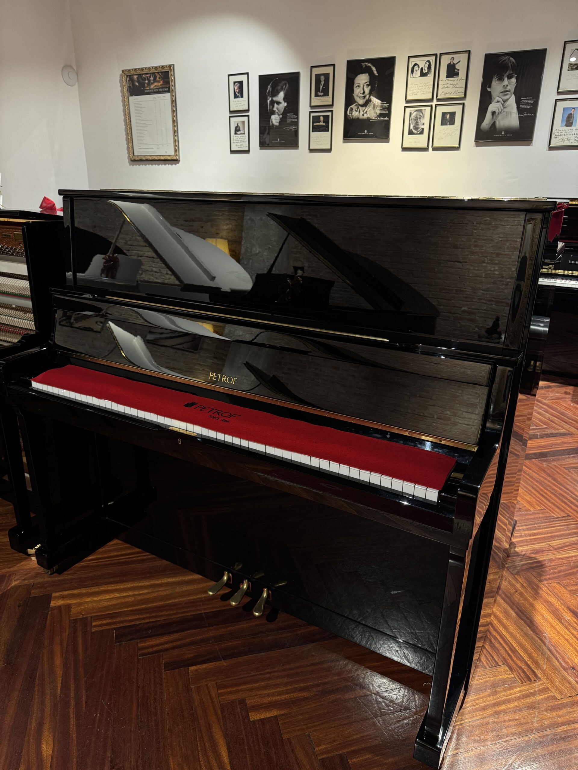 Piano Petrof Modelo 131